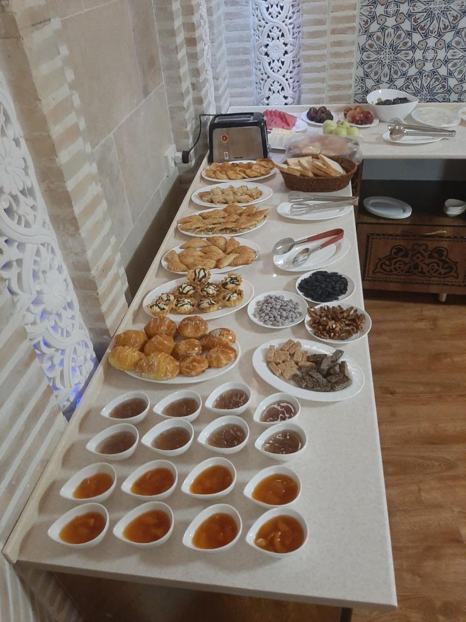 בוקורו Old House Hotel מראה חיצוני תמונה
