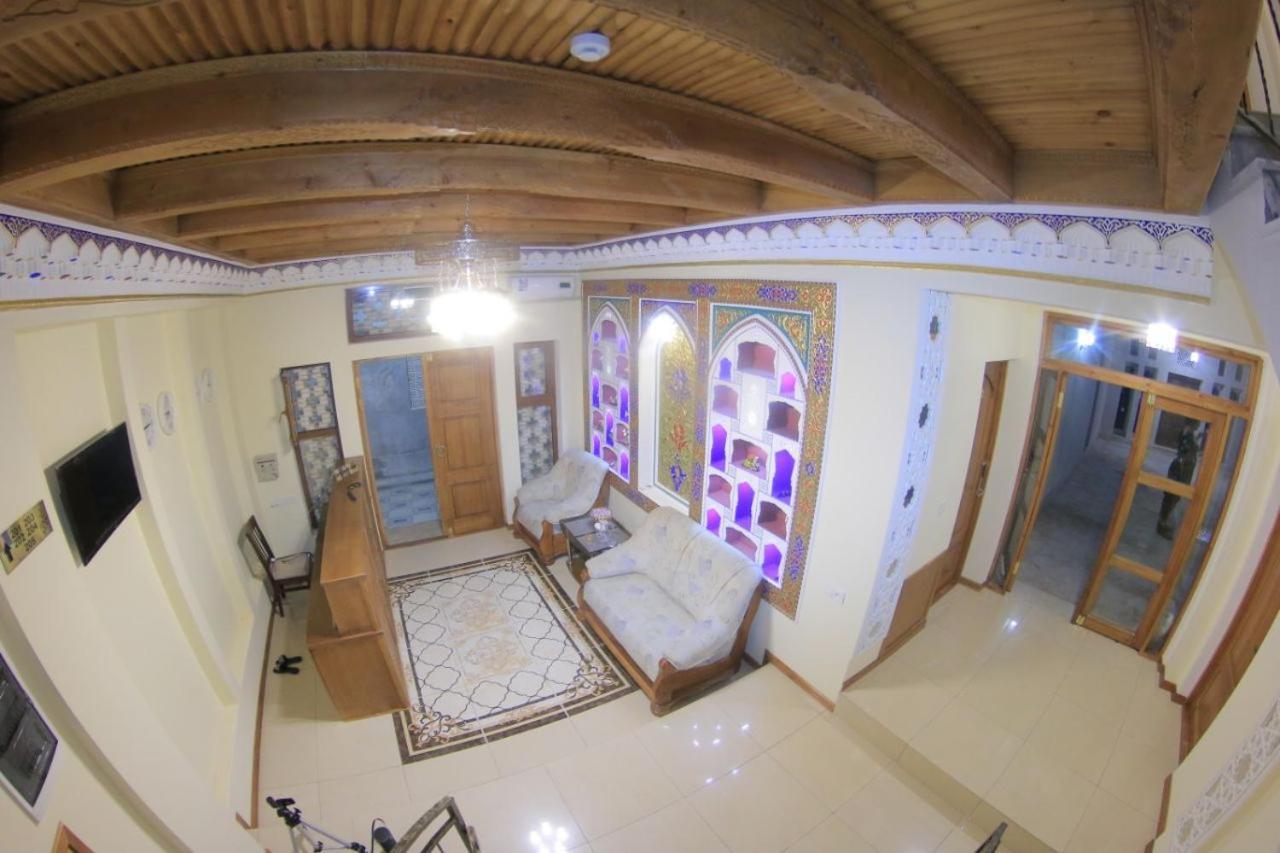 בוקורו Old House Hotel מראה חיצוני תמונה