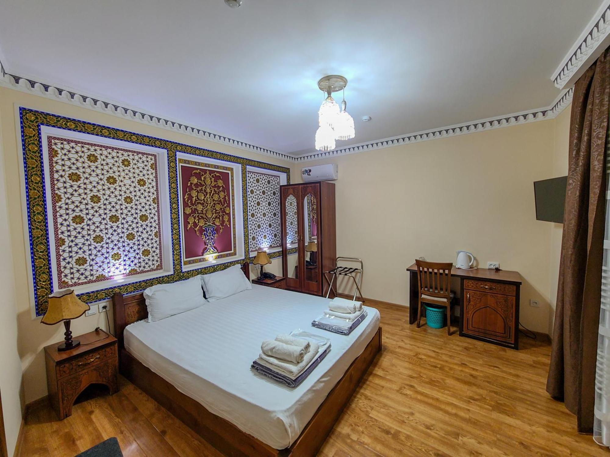 בוקורו Old House Hotel מראה חיצוני תמונה