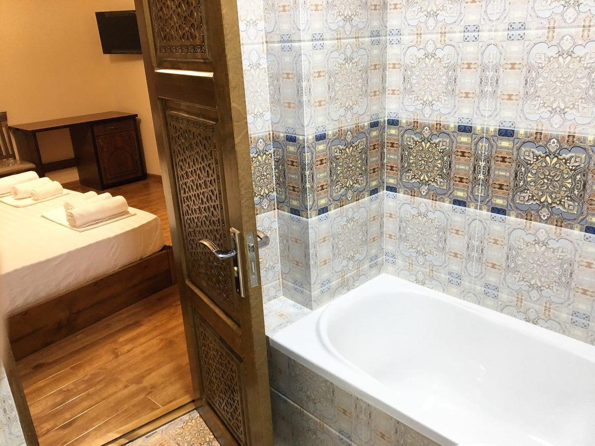 בוקורו Old House Hotel מראה חיצוני תמונה