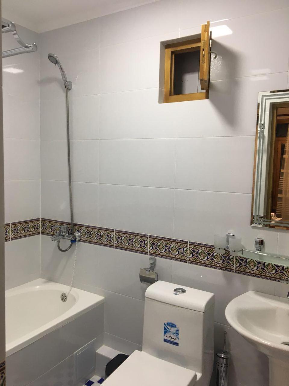 בוקורו Old House Hotel מראה חיצוני תמונה