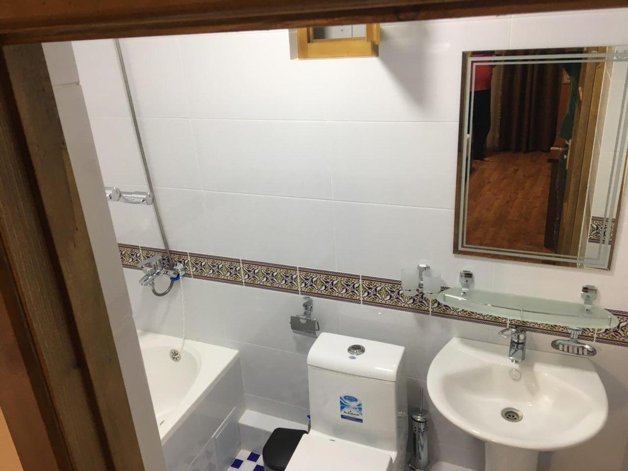 בוקורו Old House Hotel מראה חיצוני תמונה
