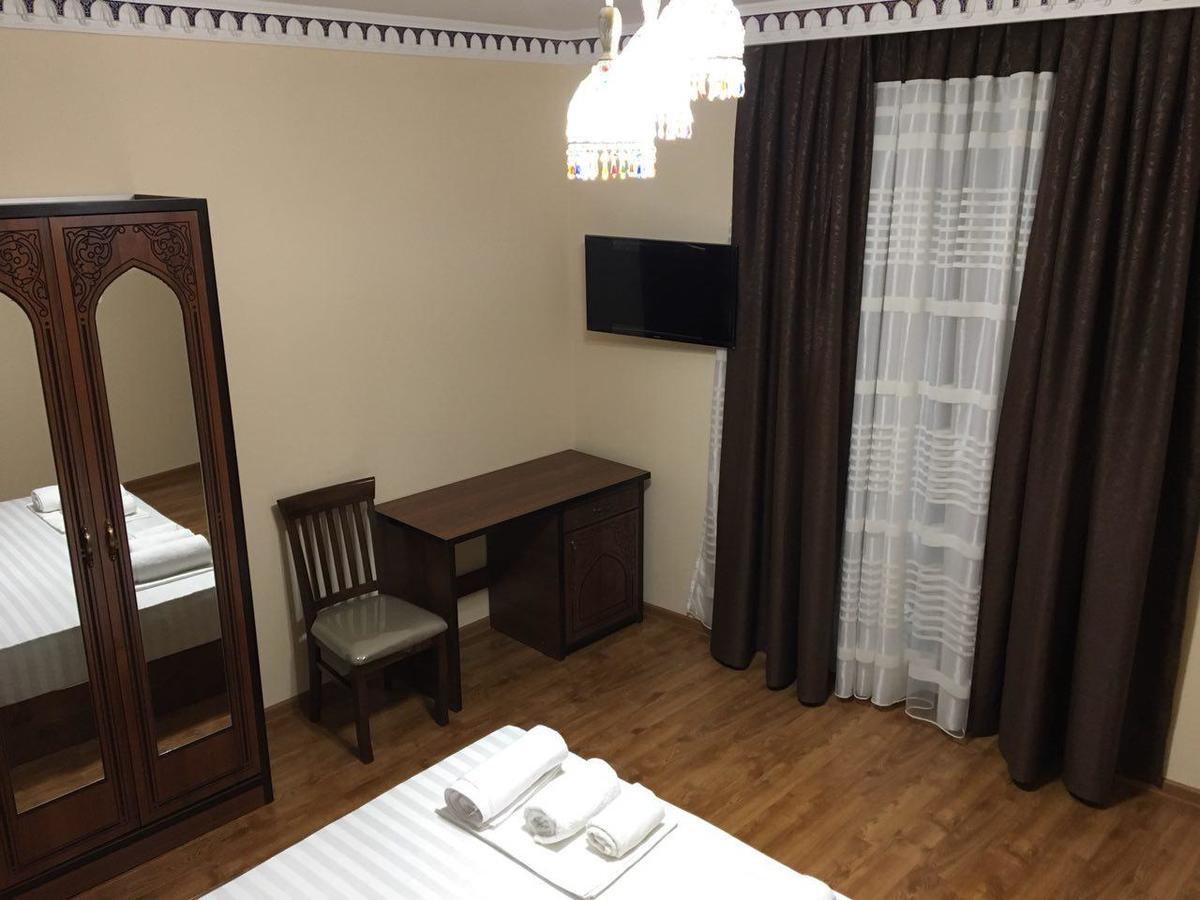 בוקורו Old House Hotel מראה חיצוני תמונה